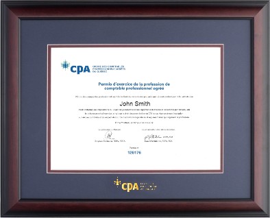 Cadre horizontal de CPA Qubec avec finition en acajou satin et passe-partouts bleu et bordeaux